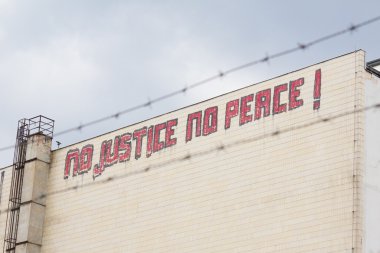 Berlin, Almanya - 20 Nisan 2012: Berlin, Almanya 'da inşaat üzerine ne adalet, ne barış grafitisi.