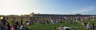 Berlin, Almanya - 01 Mayıs 2012: Berlin-Tempelhof 'un eski havalimanı olan 