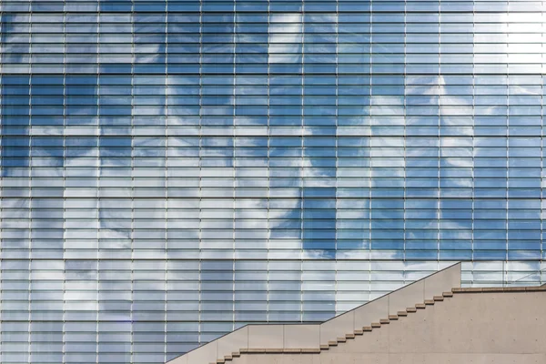 Сонце Блакитне Небо Відображення Хмар Сучасному Будівельному Скляному Фасаді — стокове фото