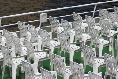 birçok beyaz boş plastik sandalyeler satırlardaki 