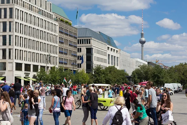 Muitos turistas em Pariser Platz lotado em Berlim — Fotografia de Stock