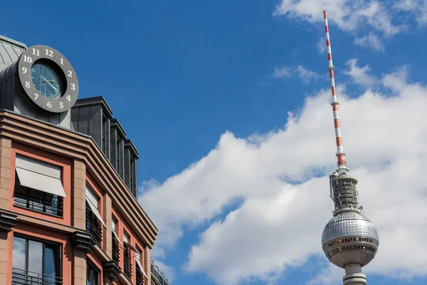 Βερολίνο Πύργος Τηλεόρασης Κτήριο Εξωτερικά Ρολόι Και Γαλάζιο Ουρανό — Φωτογραφία Αρχείου