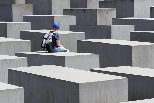 Berlin Germany July 2016 Boy Sitting Memorial Murdered Jews Europe — 스톡 사진