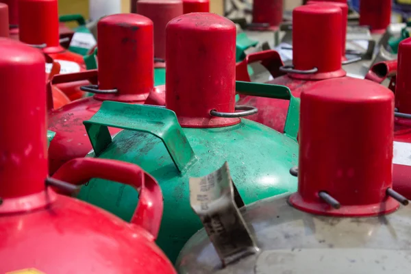 Primer plano de los contenedores de gas - grupo de botellas de gas —  Fotos de Stock