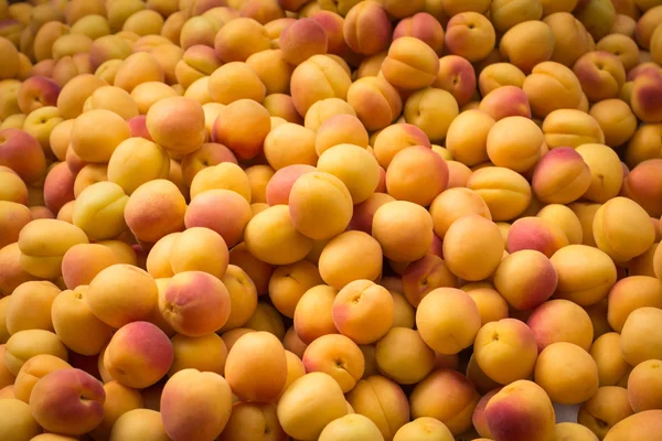 小的黄色桃子-水果市场背景 — 图库照片