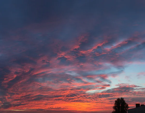 Закат, живописное небо, драматические облака — стоковое фото