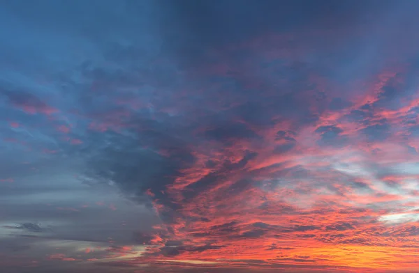 カラフルな夕焼け空と雲 — ストック写真