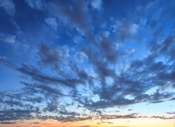 夕日、夜の空の背景で曇り空 — ストック写真