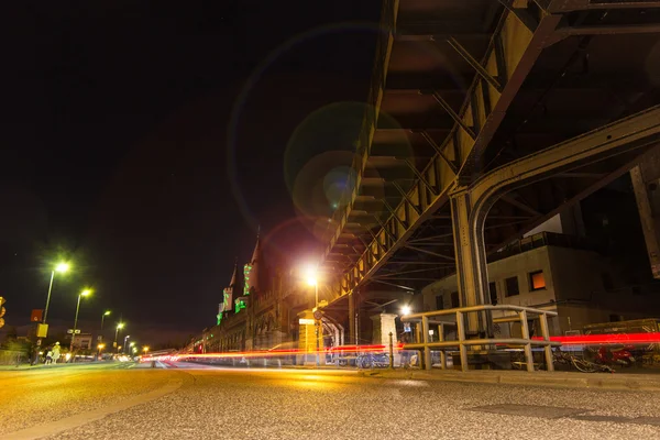 Gece Berlin Kreuzberg Oberbaum Köprüsü — Stok fotoğraf