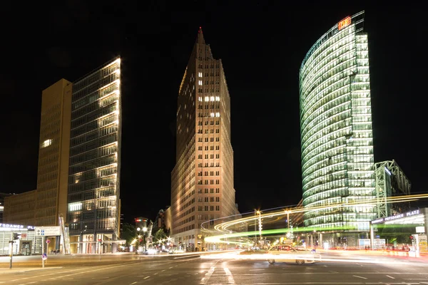 Gatan trafik nattetid vid Potsdamer Platz i Berlin, Tyskland — Stockfoto