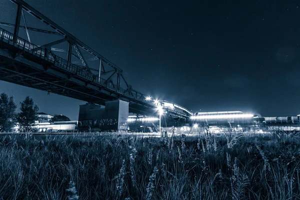 Mostu Dworca Kolejowego Nocy Gleisdreick Berlin — Zdjęcie stockowe