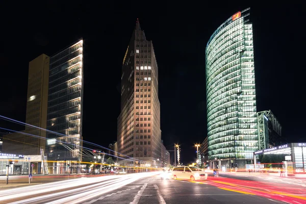 Gatan trafik nattetid vid Potsdamer Platz i Berlin, Tyskland — Stockfoto