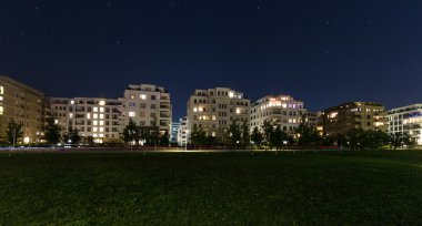 Boş park ve Binalar gece, Berlin