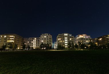 Boş park ve Binalar gece - Berlin