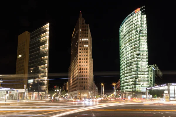 Gatan trafik nattetid vid Potsdamer Platz i Berlin, Tyskland — Stockfoto