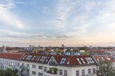 Çatıların üzerinden görünüm - gün batımında şehir silueti