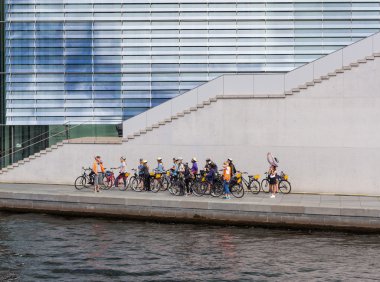 Berlin'de bir bisiklet turuna genç turist grup