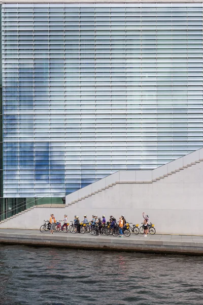 Group of young tourists on a bike tour in Berlin — Stock Photo, Image