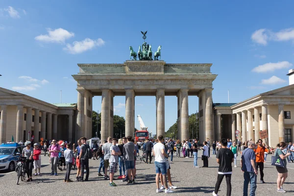 Berlim Alemanha Setembro 2016 Muitos Turistas Frente Brandenburger Tor Berlim — Fotografia de Stock