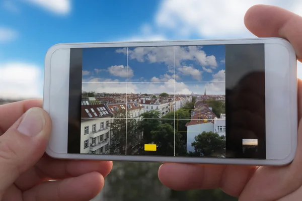 用智能手机拍摄城市天际线 — 图库照片