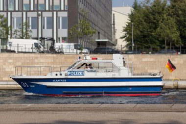 Polis teknesi Berlin Spree Nehri üzerinde