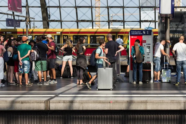 Pessoas esperando por trem em plattform — Fotografia de Stock