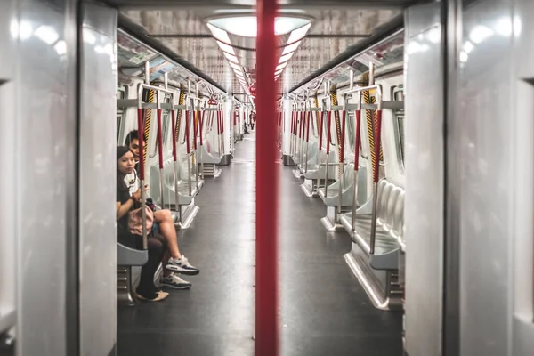 Hong Kong China Novembro 2019 Casal Dentro Trem Metrô Quase — Fotografia de Stock