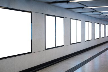 Boş reklam ekranları / tren istasyonundaki reklam görüntüsü