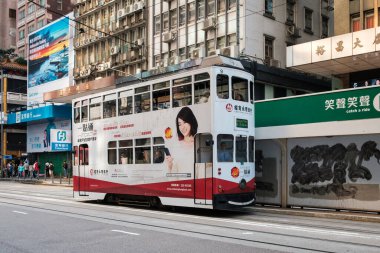 Hong Kong - Kasım 2019: Hong Kong Adası caddesinde ünlü çift katlı tramvay
