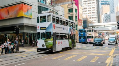 Hong Kong - Kasım 2019: Hong Kong Adası caddesinde ünlü çift katlı tramvay
