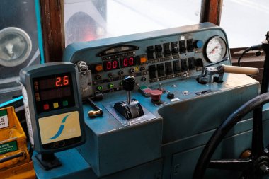 Hong Kong - Kasım 2019: Hong Kong 'daki eski çift katlı tramvay sürücüsü manzarası veya kokpiti