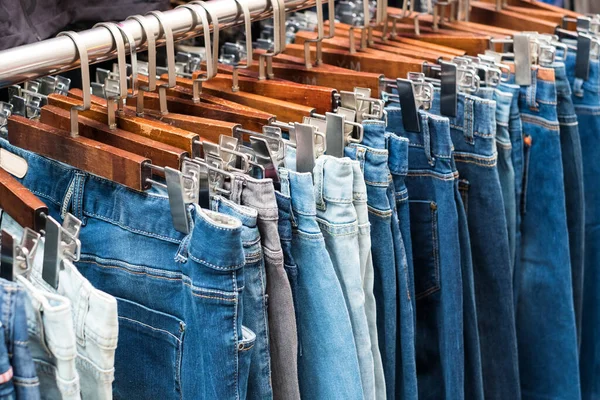 Τζιν Κατάστημα Μεταχειρισμένων Ρούχων Denim Παντελόνι — Φωτογραφία Αρχείου