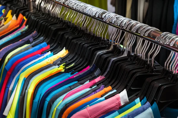 Πολύχρωμα Shirts Κρέμονται Στην Αγορά Μεταχειρισμένων Ενδυμάτων — Φωτογραφία Αρχείου