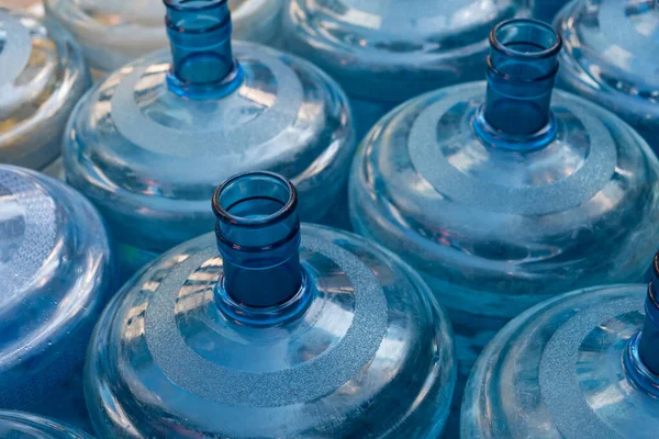 Lege Plastic Flessen Voor Waterdispenser — Stockfoto