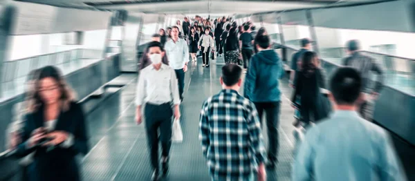 Muitas Pessoas Andando Distrito Negócios Borrão Movimento — Fotografia de Stock