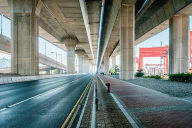 Yükseltilmiş otoyol köprüsünün altındaki yol, büyük cadde üstgeçidi
