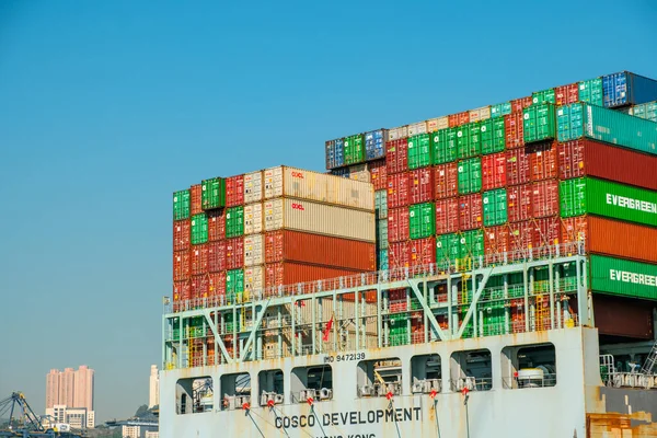 11月2019 香港の貨物港で船に積み荷コンテナ — ストック写真