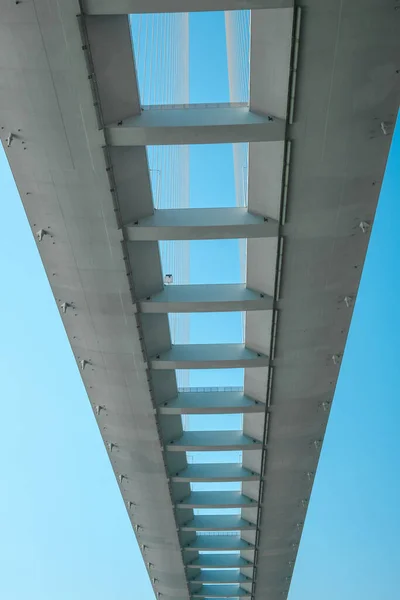 蓝天上隔离的桥 在悬空公路下 — 图库照片