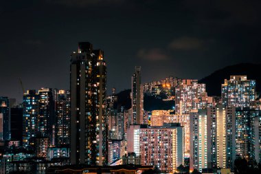 Geceleri Hong Kong yerleşim bölgesi, gökdelen binaları.