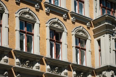 Eski apartman cephesindeki pencereler, gayrimenkul dışı.