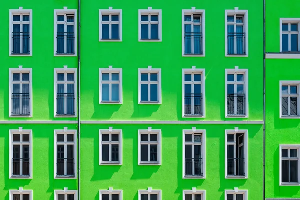 Casa Apartamento Renovado Com Fachada Verde Edifício Residencial Exterior — Fotografia de Stock