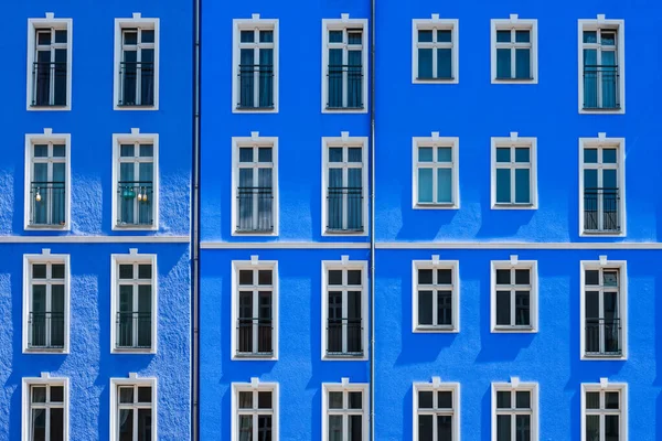 青いファサードのアパートの外観 — ストック写真