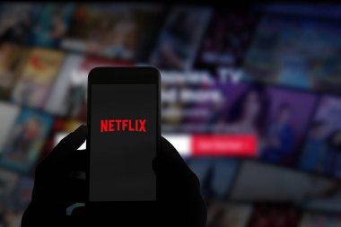 San Francisco, ABD - Temmuz 2021: Cep telefonu ekranında Netflix logosu ve web sitesi