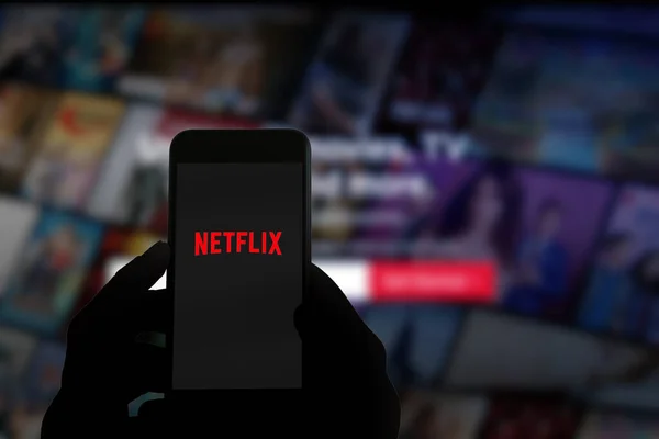 San Francisco, ABD - Temmuz 2021: Cep telefonu ekranında Netflix logosu ve web sitesi