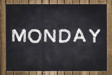 Beyaz metin üzerinde siyah kara tahta - hafta içi Pazartesi