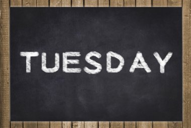 Salı, Siyah Kara tahta üzerinde-beyaz metin hafta içi