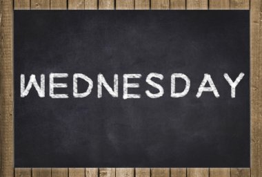 Çarşamba, Siyah Kara tahta üzerinde-beyaz metin hafta içi