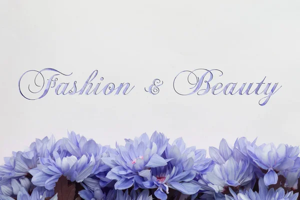 Moda e beleza decoração de flores, fundo floral e bela caligrafia — Fotografia de Stock