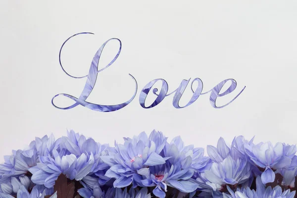 Любов прикраси квітів, текст, квітковий фон і красивий почерк — стокове фото