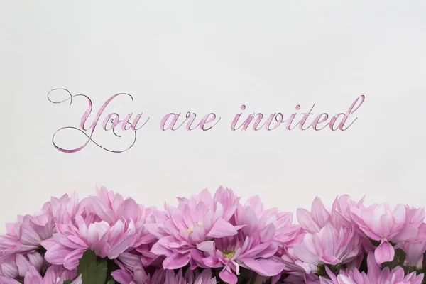 Sie sind eingeladen - Blumen und Text mit floralem Hintergrund — Stockfoto